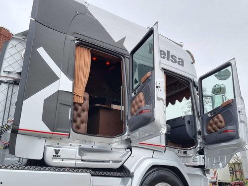 国产卡车生活舱视频,移动家的舒适体验之旅