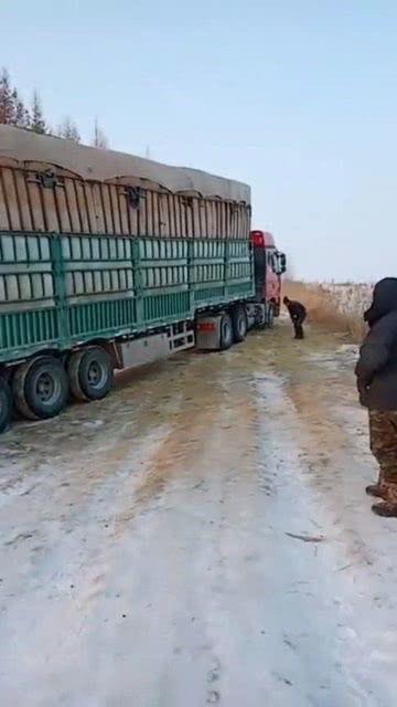 国产大货车爬坡视频高清,实力见证国产车品质巅峰